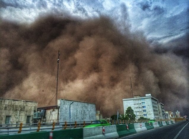 فیلم/ لحظه وحشتناک ریزش داربست براثر طوفان تهران  