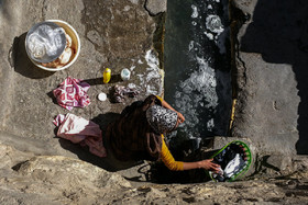 زنان روستا برای شست و شو البسه از قنات پایین روستا استفاده می‌کنند .