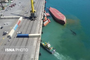 واژگونی یک کشتی کانتینری در بندر شهید رجایی/ 3  نفر مصدوم شدند + عکس